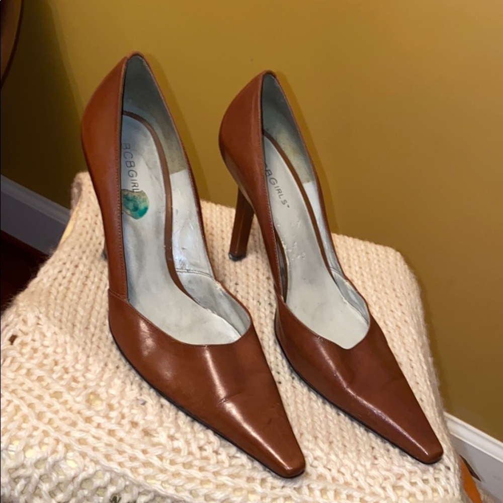 BCBG Girl cognac pumps